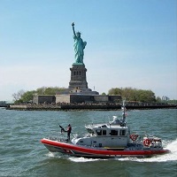 La statue de la Liberté dans le port de New-York - Paris intramuros