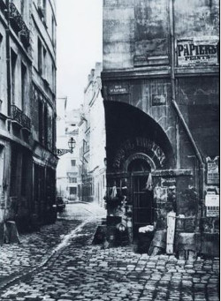 une rue pavée à Paris au 19e siecle