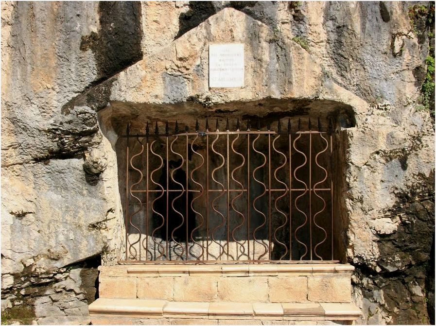 La crypte de Saint-Amadour à Rocamadour - la France en photos