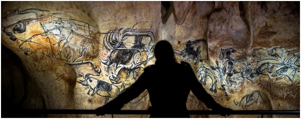 Dessin préhistorique sur la pierre - fausse grotte Chauvet - la France en photos