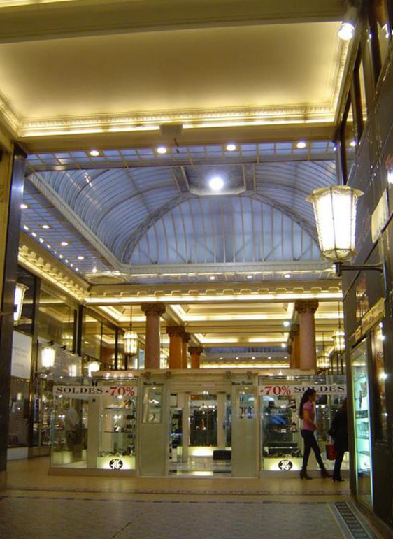 Les Arcades des Champs-Élysées la plus large des galeries 15 mètres