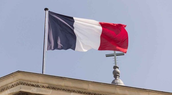 Le drapeau français tricolore : bleu blanc rouge