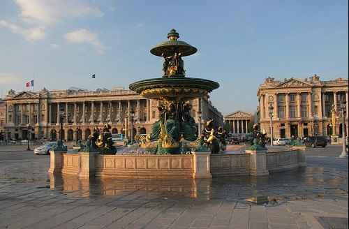 fontaine sur la place de la concorde à paris devant l'hôtel palace de crillon