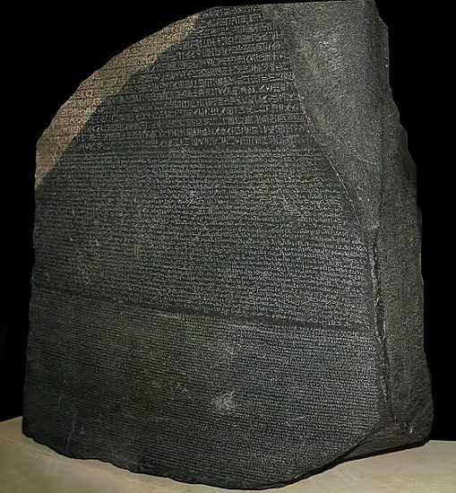 Pierre de Rosette trouvée en 1799 en Egypte et qui va servir à J.F Champollion pour décrypter les hiéroglyphes.