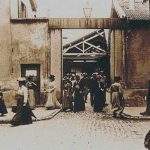 Sortie de l'usine Lumière à Lyon en 1895- aujourd'hui Hangar du 1er Film à l'Institut Lumière