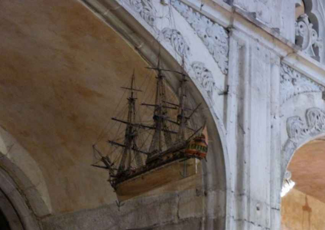 Ex-voto en forme de bateau dans la chapelle Notre-Dame de Rocamadour - La France en photos