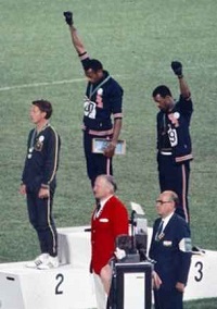 Le poing levé des Américains Tommie Smith et John Carlos en signe de protestation contre l'apartheid aux USA en 1968 aux Jeux Olympiques de Mexico.