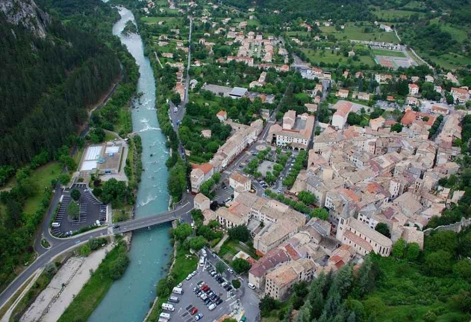 Photo de la ville de Castellane vue d'avion - la France en photos