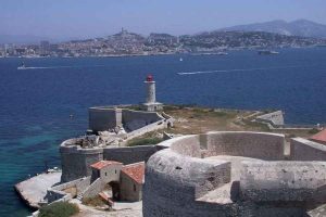 Le château d'If face à la ville de Marseille - La France en photos