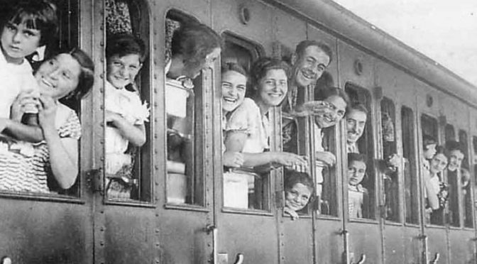 Les gens heureux dans un train - premier congés payés en 1936 - moments d'histoire