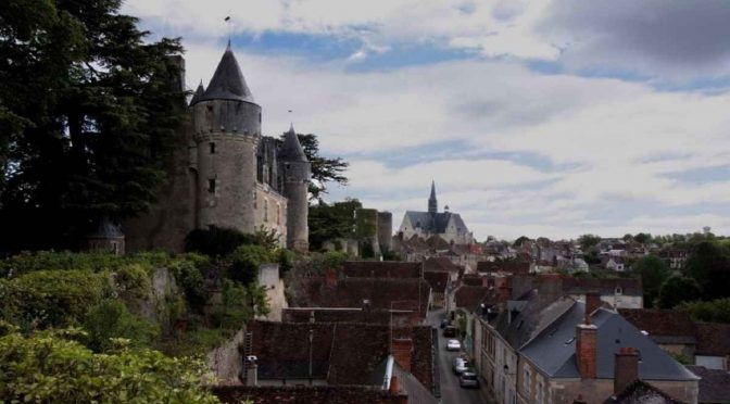 Photo sur le petit village de Montrésor avec son château et au loin son église - la France en photos