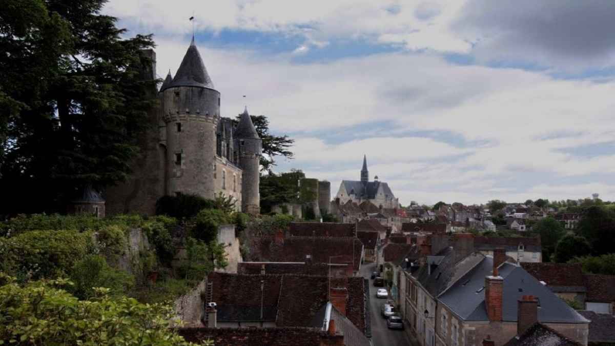 Photo sur le petit village de Montrésor avec son château et au loin son église - la France en photos