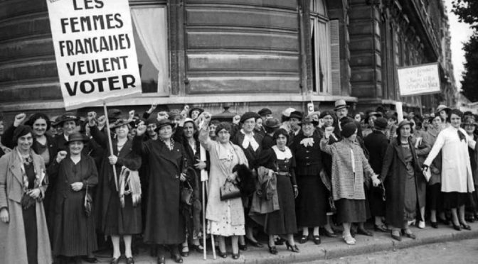 Présentation de l'article -le droit de vote des femmes- rassemblement de femmes avec pancarte -les femmes françaises veulent voter